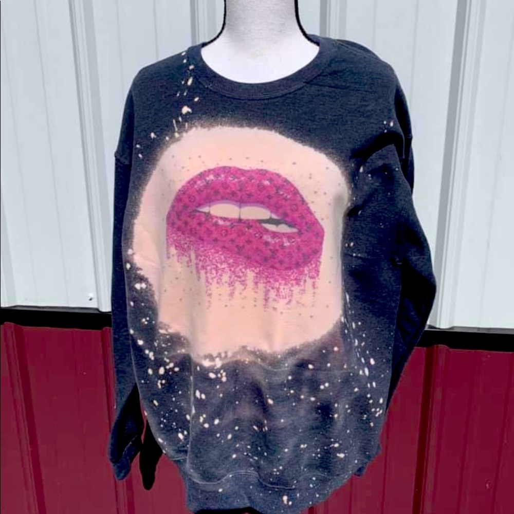 Long sleeve T shirt with lips graphics